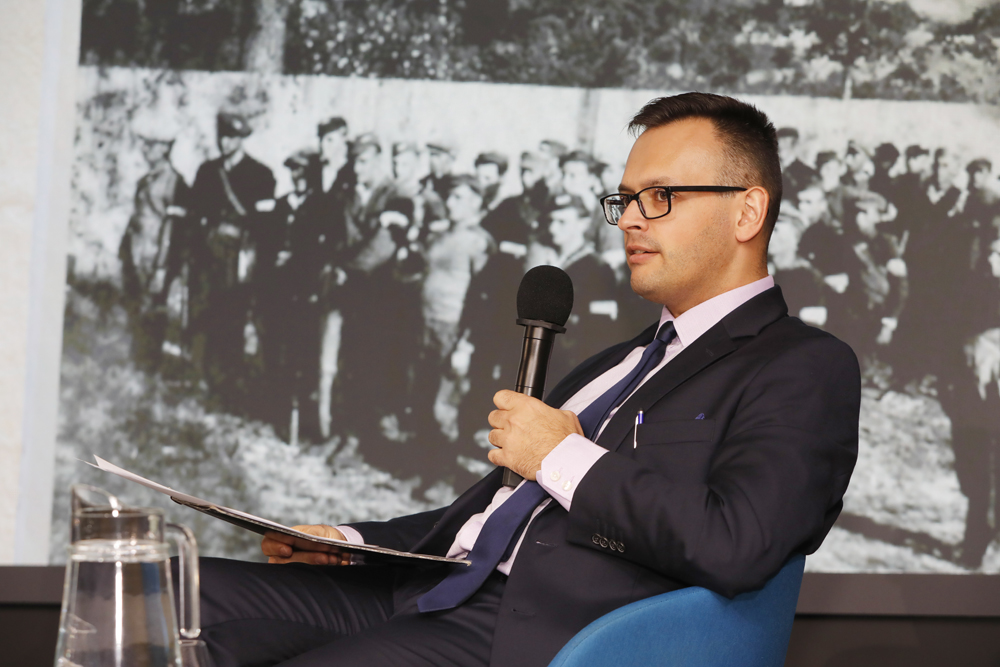 Debata naukowa „Bataliony Chłopskie – 85. rocznica sformowania” – Warszawa, 22 września 2025. Na zdj. dr Konrad Graczyk (Biuro Badań Historycznych IPN). Fot. Piotr Życieński (IPN)