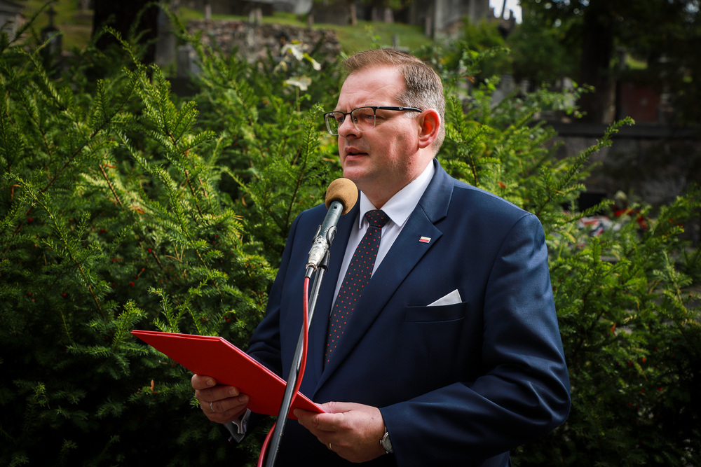 Uroczystości pogrzebowe Edwarda Borkowskiego oraz pięciu żołnierzy Armii Krajowej z oddziału Sergiusza Zyndrama-Kościałkowskiego ps. „Fakir”– Wilno, 23 września 2025. Na zdj. Doradca Prezydenta Rzeczypospolitej Polskiej Jan Józef Kasprzyk. Fot. Paula Prudziłowicz (IPN)