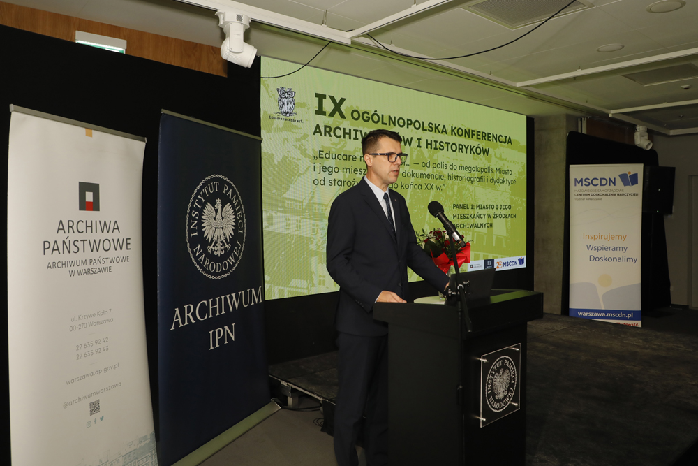 IX Ogólnopolska Konferencja Archiwistów i Historyków „Educare necesse est… – Od polis do megalopolis. Miasto i jego mieszkańcy w dokumencie, historiografii i dydaktyce od starożytności do końca XX w.”. Na zdj. p.o. rzecznik prasowy – dyrektor Biura: dr Rafał Kościański – Warszawa, 23 września 2025. Fot. Piotr Życieński (IPN)