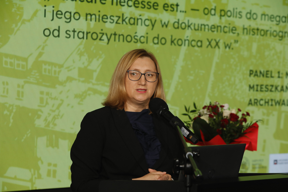 IX Ogólnopolska Konferencja Archiwistów i Historyków „Educare necesse est… – Od polis do megalopolis. Miasto i jego mieszkańcy w dokumencie, historiografii i dydaktyce od starożytności do końca XX w.”. Na zdj. dyrektor Archiwum IPN Marzena Kruk – Warszawa, 23 września 2025. Fot. Piotr Życieński (IPN)