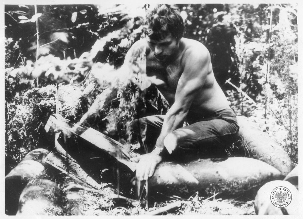 Jeden z braci Kowalczyków (prawdopodobnie Jerzy) przy ładunku wybuchowym. Fot. IPN