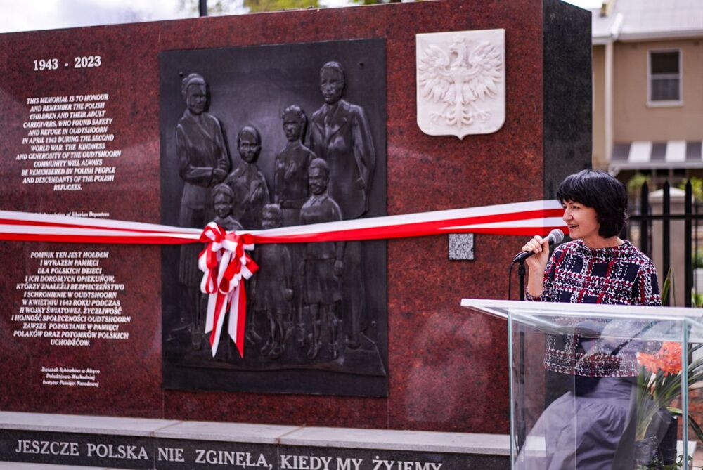 Uroczystość odsłonięcia pomnika polskich uchodźców w Oudtshoorn (RPA). Na zdj. Henryka Mościcka-Dendys, podsekretarz stanu w MSZ – 24 września 2025. Fot. Mateusz Niegowski (IPN)