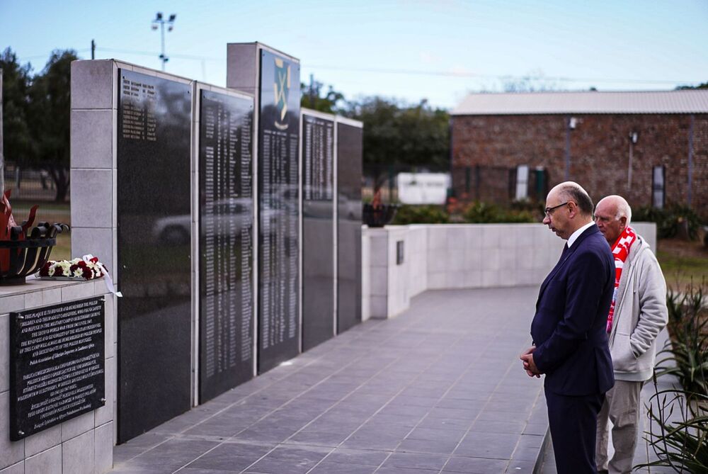 Dr Mateusz Szpytma, zast. prezesa IPN, złożył kwiaty na grobie Polaków na cmentarzu w Oudtshoorn (RPA) – 24 września 2025. Fot. Mateusz Niegowski (IPN)