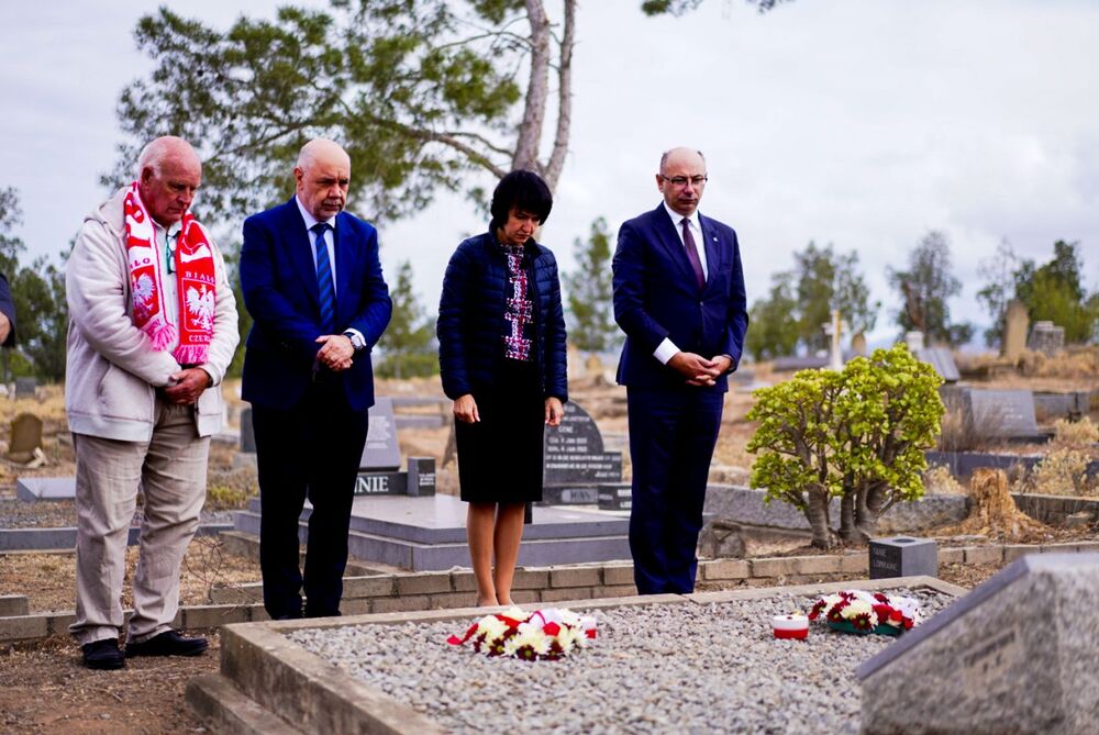 Dr Mateusz Szpytma, zast. prezesa IPN, złożył kwiaty na grobie Polaków na cmentarzu w Oudtshoorn (RPA) – 24 września 2025. Fot. Mateusz Niegowski (IPN)