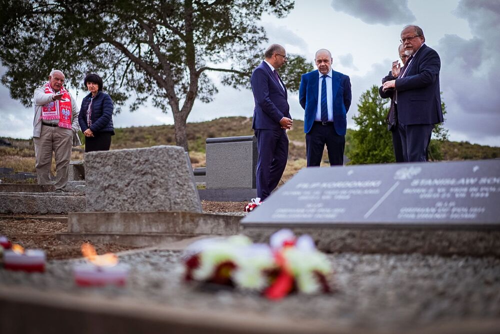 Dr Mateusz Szpytma, zast. prezesa IPN, złożył kwiaty na grobie Polaków na cmentarzu w Oudtshoorn (RPA) – 24 września 2025. Fot. Mateusz Niegowski (IPN)