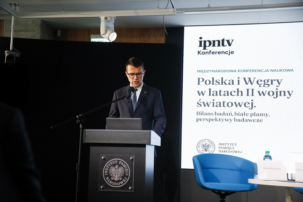 Międzynarodowa konferencja naukowa „Polska i Węgry w latach II wojny światowej. Bilans badań, białe plamy, perspektywy badawcze”. Na zdj. dr Rafał Kościański, rzecznik prasowy IPN – Warszawa, 25 września 2025. Fot. Krzysztof Kapłon (IPN)