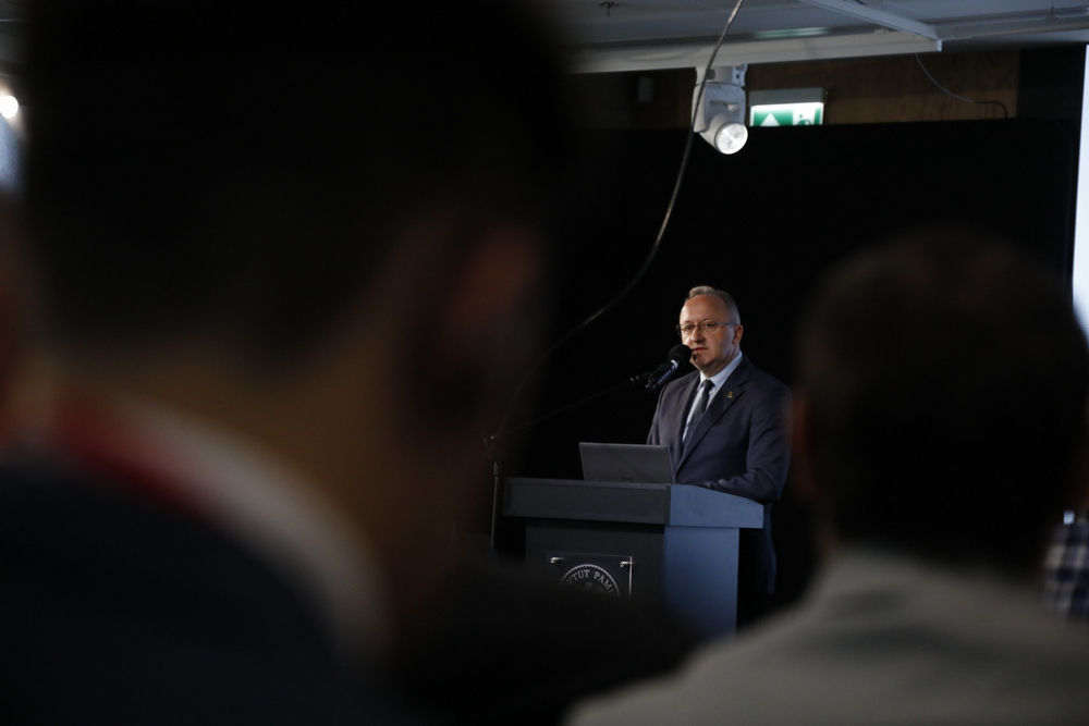 Międzynarodowa konferencja naukowa „Polska i Węgry w latach II wojny światowej. Bilans badań, białe plamy, perspektywy badawcze”. Na zdj. dr hab. Karol Polejowski, zastępca prezesa IPN – Warszawa, 25 września 2025. Fot. Krzysztof Kapłon (IPN)