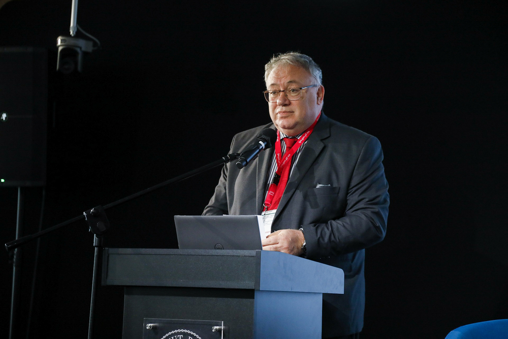 Międzynarodowa konferencja naukowa „Polska i Węgry w latach II wojny światowej. Bilans badań, białe plamy, perspektywy badawcze”. Na zdj. Ambasador Węgier István Íjgyártó – Warszawa, 25 września 2025. Fot. Krzysztof Kapłon (IPN)