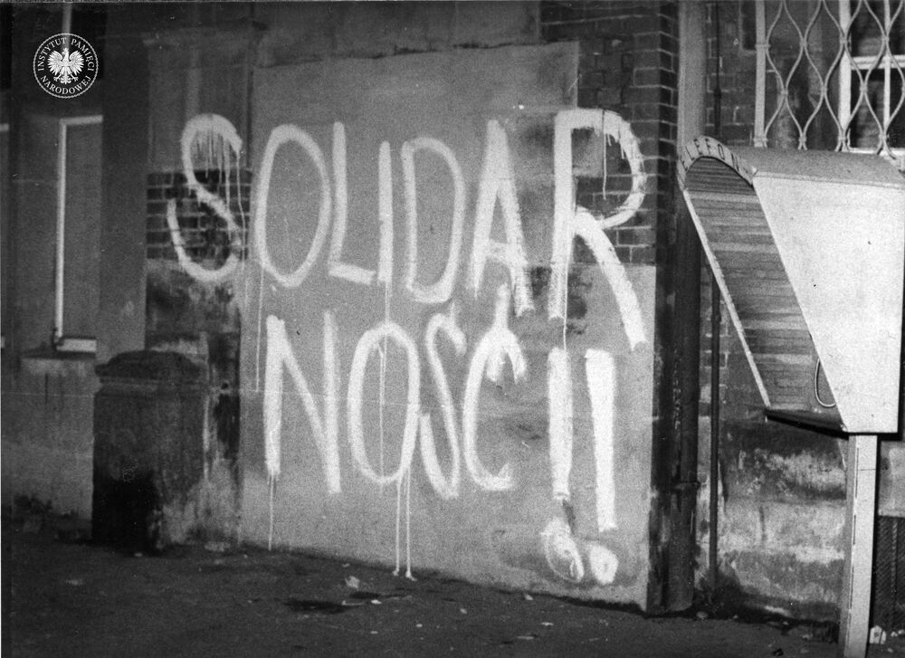 Napis „Solidarność” na ścianie jednego z budynków w Gdańsku - Wrzeszczu wykonany podczas demonstracji w dniu 11.10.1982 r. Fot. IPN