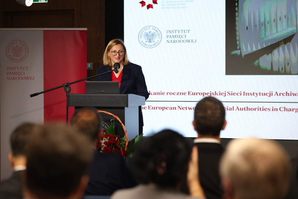 Spotkanie roczne Europejskiej Sieci Instytucji Archiwalnych Zajmujących się Aktami Tajnych Służb. Na zdj. dyrektor Archiwum IPN Marzena Kruk – Warszawa, 1 października 2025. Fot. Katarzyna Adamów (IPN)