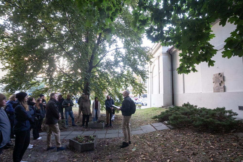 Zabili tamtą Warszawę – spacer śladami niemieckich zbrodni na cywilach w Powstaniu Warszawskim – 1 października 2025. Fot. Sławek Kasper (IPN)