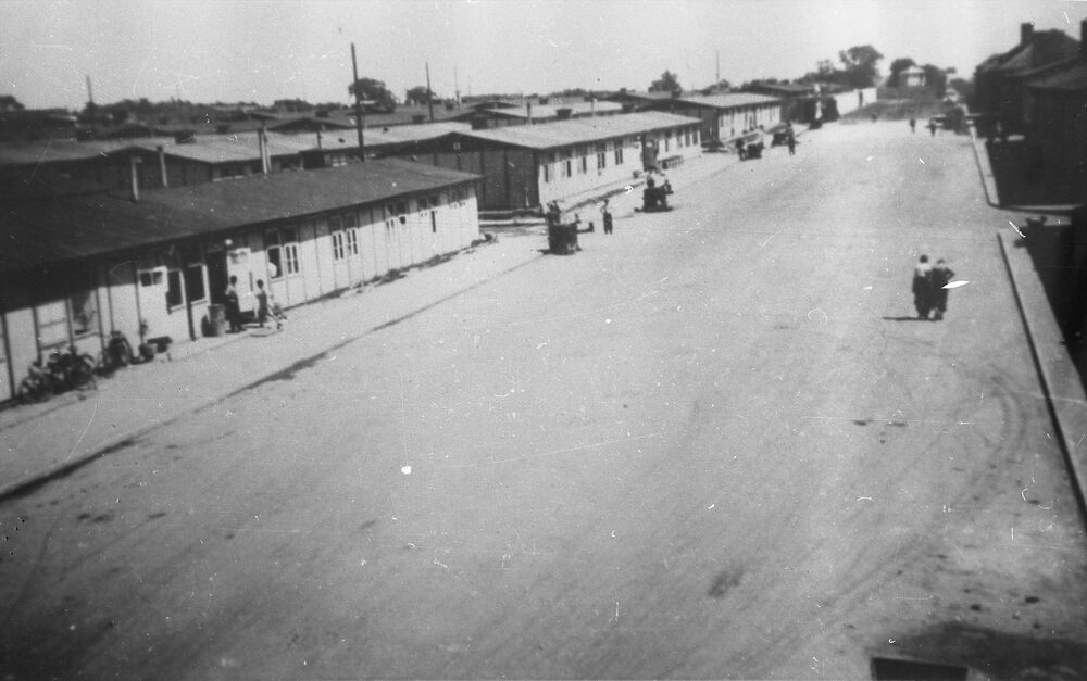 Widok na baraki i plac apelowy z bramy wejściowej KL Mauthausen-Gusen. Fot. AIPN