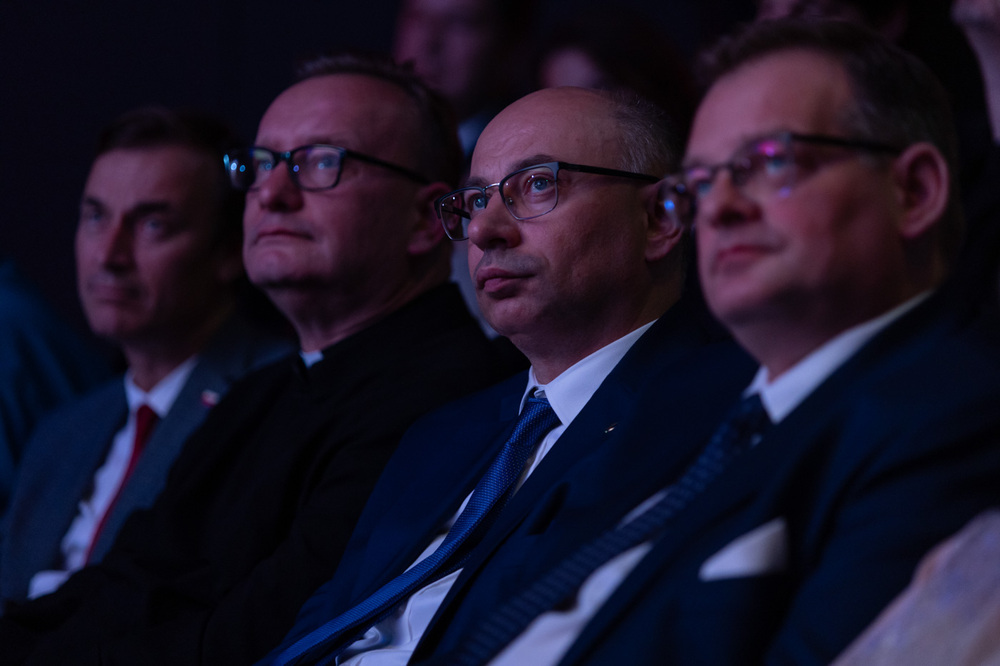 Film IPN z nagrodą główną na Festiwalu NNW. Na zdj. od lewej: kapelan Prezydenta RP ks. dr hab. Jarosław Wąsowicz, zastępca prezesa IPN dr Mateusz Szpytma i doradca Prezydenta RP Jan Józef Kasprzyk – Gdynia, 4 października 2025. Fot. Roman Jocher