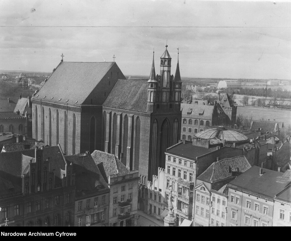 Część Starego Miasta. Widok na kościół NMP z charakterystycznymi trzema wieżyczkami. W tle z prawej nowo zbudowany klasztor oo. redemptorystów z juwenatem i kaplicą na Bielanach. For. NAC