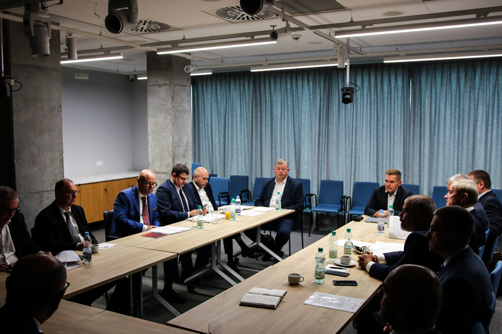 Narada służbowa dyrektora i prokuratorów Głównej Komisji Ścigania Zbrodni przeciwko Narodowi Polskiemu z Naczelnikami Oddziałowych Komisji – Warszawa, 6 października 2025. Fot. Agnieszka Szajewska (IPN)