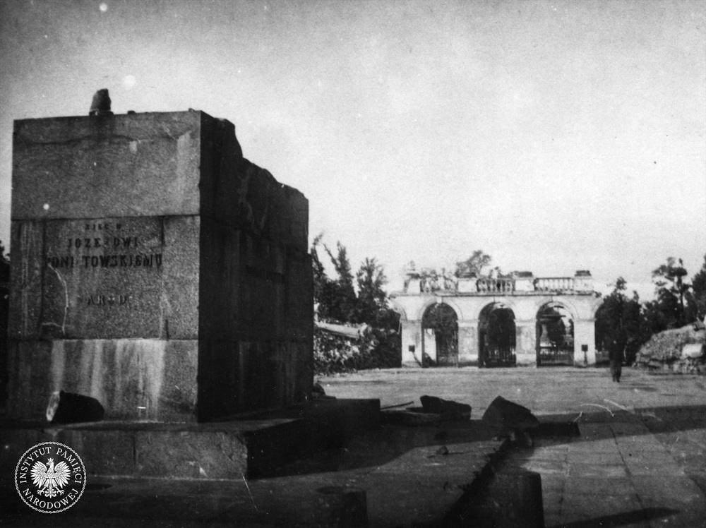 Plac Piłsudskiego: na pierwszym planie cokół pomnika księcia Józefa Poniatowskiego, w tle Grób Nieznanego Żołnierza wśród gruzów Pałacu Saskiego. Fot. AIPN