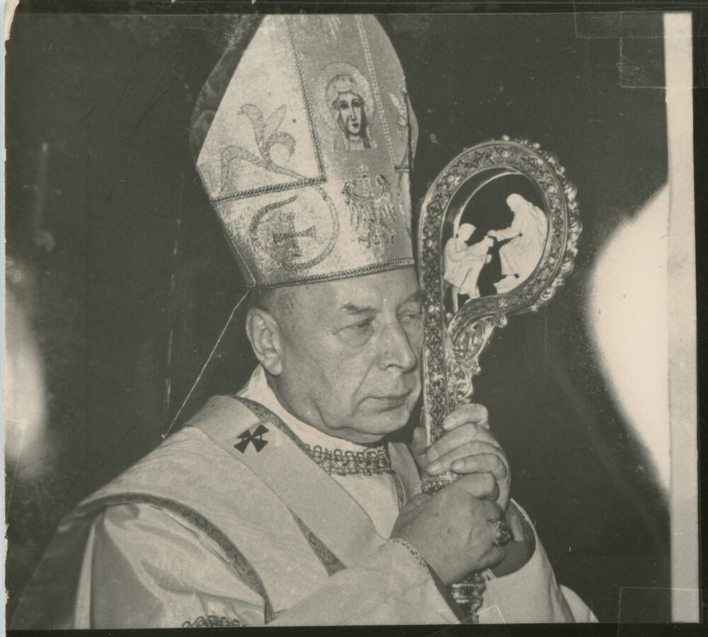Zdjęcie portretowe kardynała Stefana Wyszyńskiego w szatach liturgicznych z pastorałem. Fot. AIPN