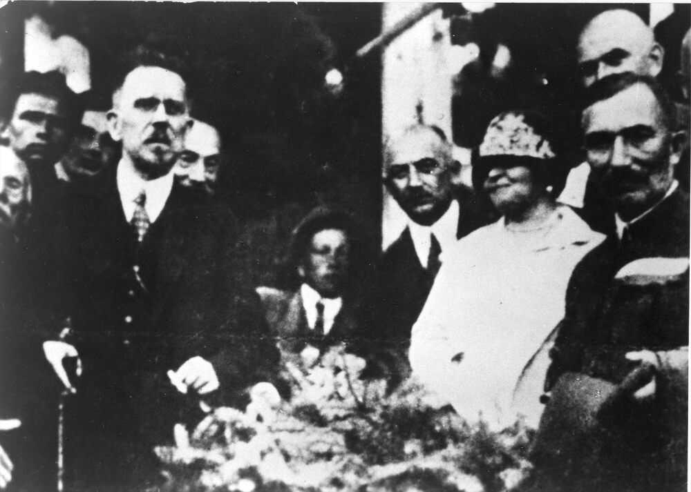 Władysław Reymont (1L) oraz Wincenty Witos (1P) na dożynkach w Wierzchosławicach. Reprodukcja z „Kronika Krakowska. Wincenty Witos” - wydawnictwa Krajowej Agencji Wydawniczej. Fot. AIPN