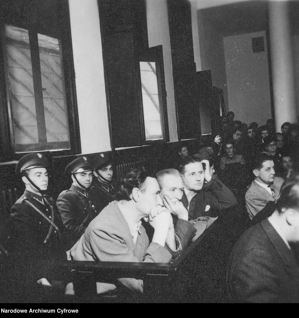 Proces aktorów antypolskiego filmu „Heimkehr”. Ława oskarżonych. Widoczni m.in.: Michał Pluciński, Julian Łuszczewski, Stefan Golczewski, Wanda Szczepańska. Fot. NAC