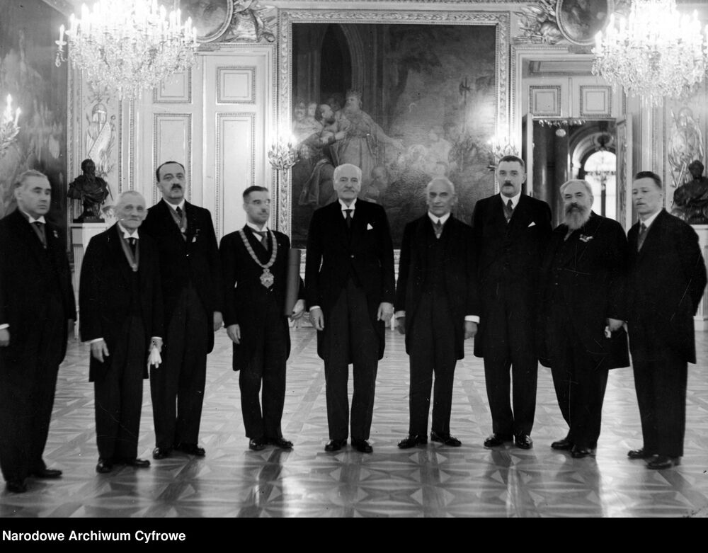 Prezydent RP Ignacy Mościcki (w środku) w otoczeniu delegacji miasta Lwowa. Widoczni m.in. prezydent miasta Lwowa Stanisław Ostrowski (czwarty z lewej) i senator Włodzimierz Decykiewicz (czwarty z prawej). Fot. NAC.
