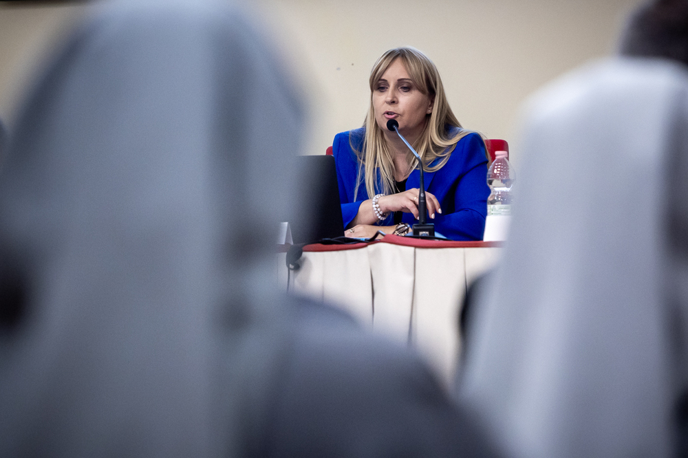 Konferencja naukowa „Beatyfikacja męczenniczek II wojny światowej, siostry Krzysztofy Klomfass i XIV Towarzyszek. Perspektywa historyczna, prawna i teologiczna”. Na zdj. Anna Dymek z Biura Poszukiwań i Identyfikacji IPN w Gdańsku – Rzym, 9 października 2025. Fot. Sławek Kasper (IPN)