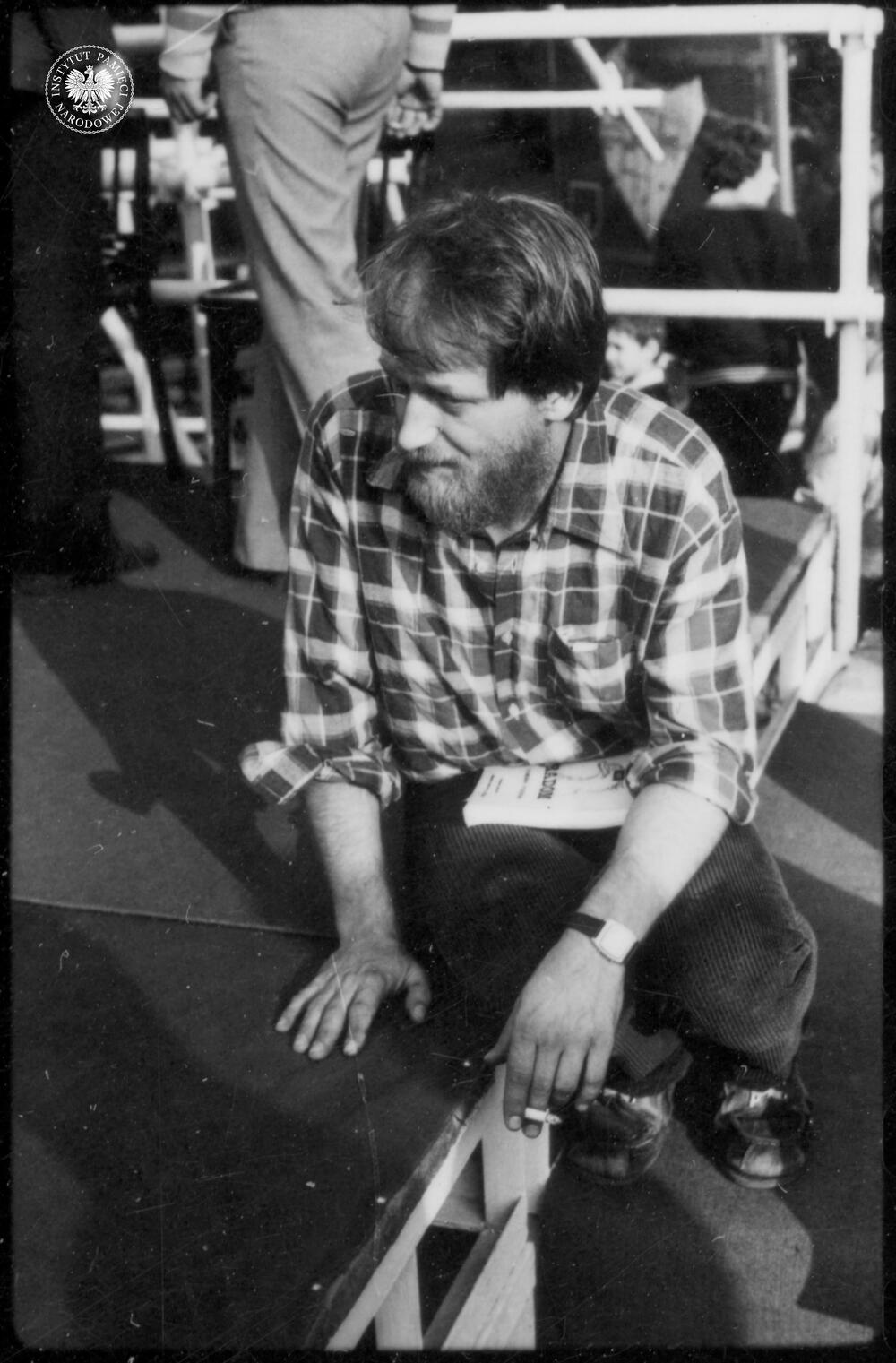 Obchody 5 rocznicy protestu robotniczego w Radomiu 25 czerwca 1976 r. Mirosław Chojecki siedzi obok ołtarza polowego na skrzyżowaniu ulic Żeromskiego i 1 Maja (ob. 25 czerwca), źródło AIPN