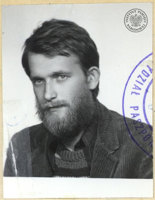 Zdjęcie z akt paszportowych. Na zdj. Mirosław Chojecki. Źródło AIPN