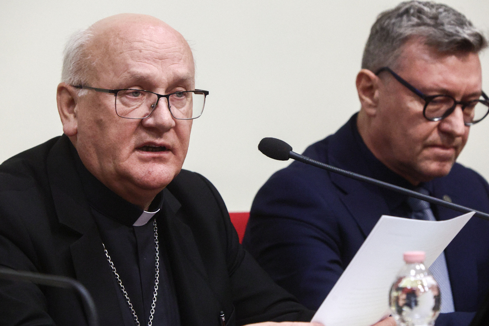 Konferencja naukowa „Beatyfikacja męczenniczek II wojny światowej, siostry Krzysztofy Klomfass i XIV Towarzyszek. Perspektywa historyczna, prawna i teologiczna”. Na zdj. metropolita warmiński – arcybiskup Józef Górzyński – Rzym, 10 października 2025. Fot. Sławek Kasper (IPN)