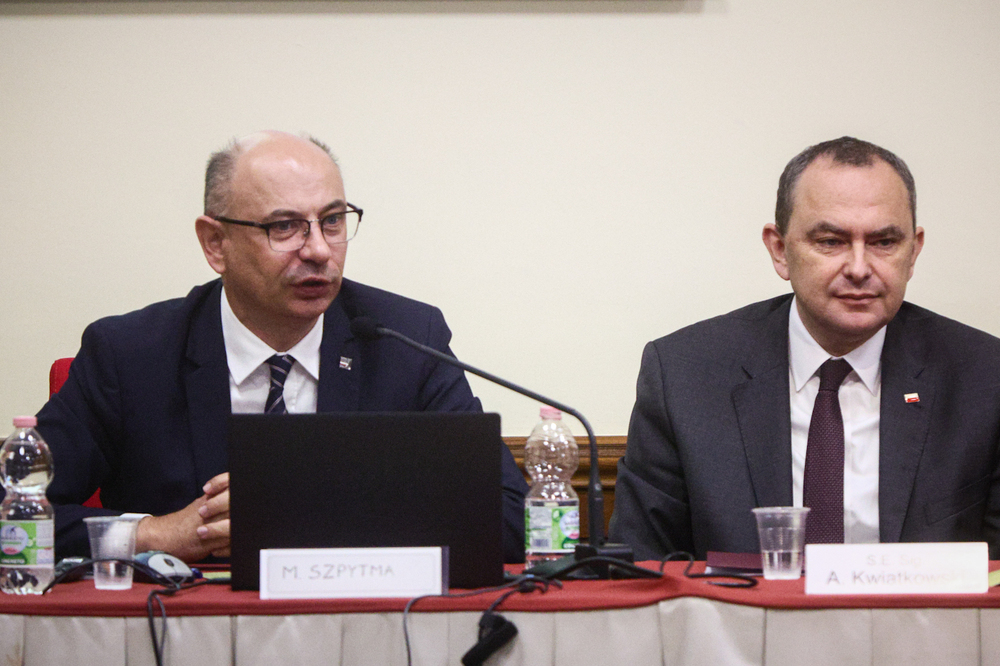 Konferencja naukowa „Beatyfikacja męczenniczek II wojny światowej, siostry Krzysztofy Klomfass i XIV Towarzyszek. Perspektywa historyczna, prawna i teologiczna”. Na zdj. od lewej: zastępca prezesa IPN dr Mateusz Szpytma i ambasador RP przy Stolicy Apostolskiej Adam Kwiatkowski – Rzym, 10 października 2025. Fot. Sławek Kasper (IPN)