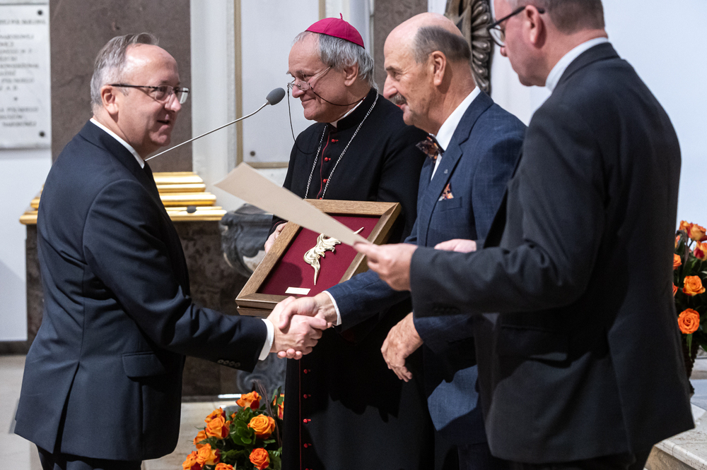 Gala wręczenia nagród FENIKS 2025. Nagrodę dla Wydawnictwa IPN odbiera zastępca prezesa Instytutu dr hab. Karol Polejowski – Warszawa, 11 października 2025. Fot. Sławek Kasper (IPN)