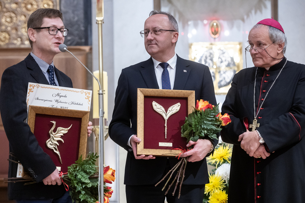 Gala wręczenia nagród FENIKS 2025. Zastępca prezesa IPN dr hab. Karol Polejowski (w środku) i dr Franciszek Dąbrowski (pierwszy z lewej), autor nagrodzonej książki – Warszawa, 11 października 2025. Fot. Sławek Kasper (IPN)