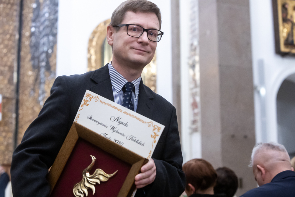 Gala wręczenia nagród FENIKS 2025. Dr Franciszek Dąbrowski, autor nagrodzonej „Aparat represji wobec ks. Jerzego Popiełuszki, T.4” – Warszawa, 11 października 2025. Fot. Sławek Kasper (IPN)