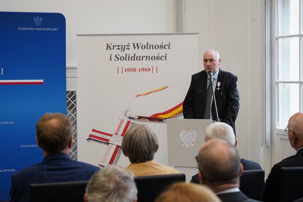 Uroczystość wręczenia Krzyży Wolności i Solidarności. Na zdj. odznaczony Krzysztof Kaźmierczak – Poznań, 13 października 2025. Fot. Bartosz Kochański (IPN)