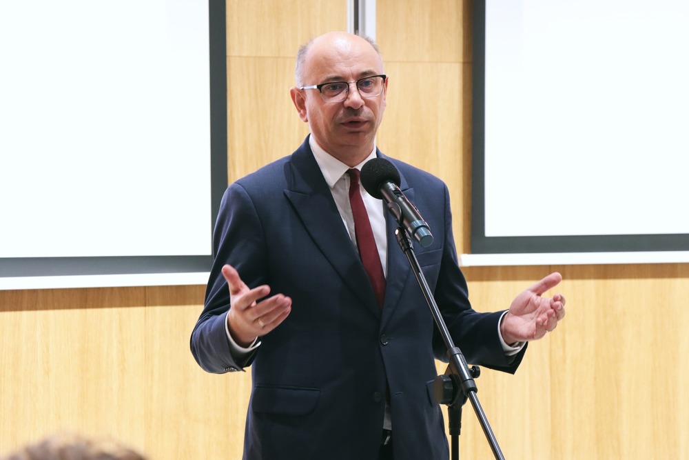 Uroczystość wręczenia Krzyży Wolności i Solidarności. Na zdj. zastępca prezesa IPN dr Mateusz Szpytma – Kielce, 17 października 2025. Fot. Dariusz Skrzyniarz (IPN)