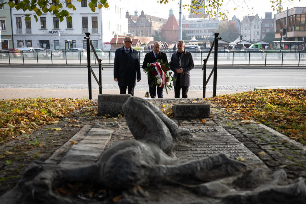 Konferencja prasowa w sprawie podjęcia na nowo śledztwa dotyczącego śmierci Antoniego Browarczyka. Na zdj. od lewej: Andrzej Pozorski, szef pionu śledczego IPN, dr hab. Karol Polejowski, zastępca prezesa IPN i dr Marek Szymaniak, dyrektor Oddziału IPN w Gdańsku – Gdańsk, 22 października 2025. Fot. Roman Jocher