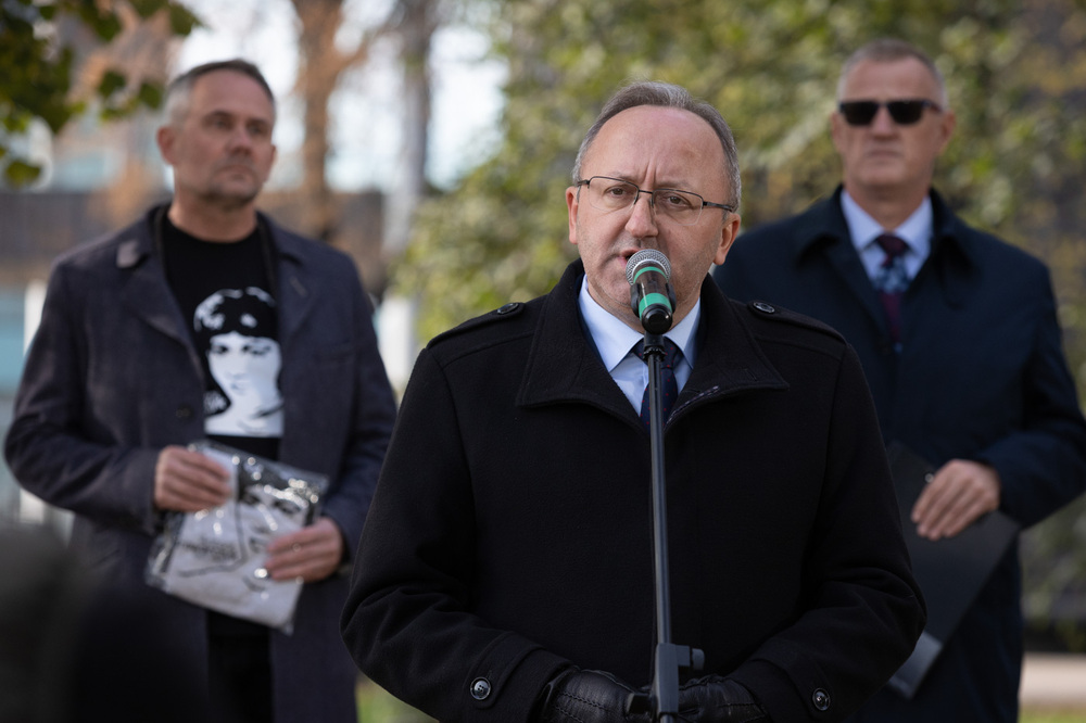 Konferencja prasowa w sprawie podjęcia na nowo śledztwa dotyczącego śmierci Antoniego Browarczyka. Na zdj. zastępca prezesa IPN dr hab. Karol Polejowski – Gdańsk, 22 października 2025. Fot. Roman Jocher