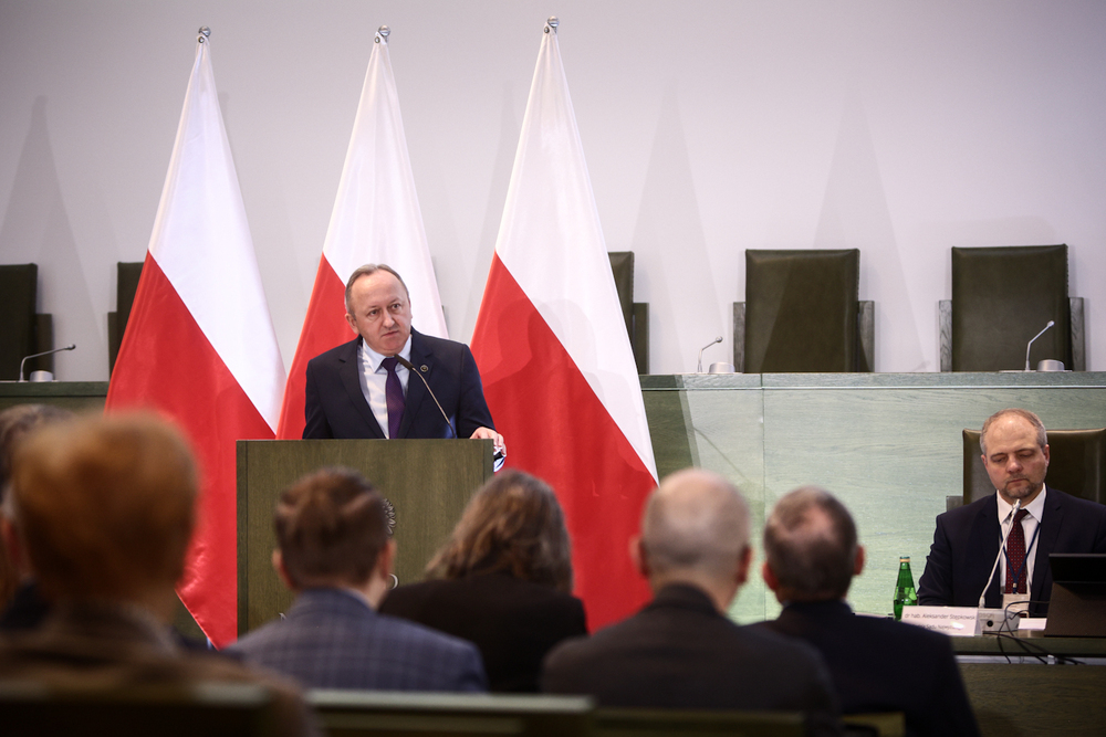 Konferencja poświęcona sądownictwu w latach 1945–1989. Na zdj. zastępca prezesa IPN dr hab. Karol Polejowski – Warszawa, 23 października 2025. Fot. Sławek Kasper (IPN)