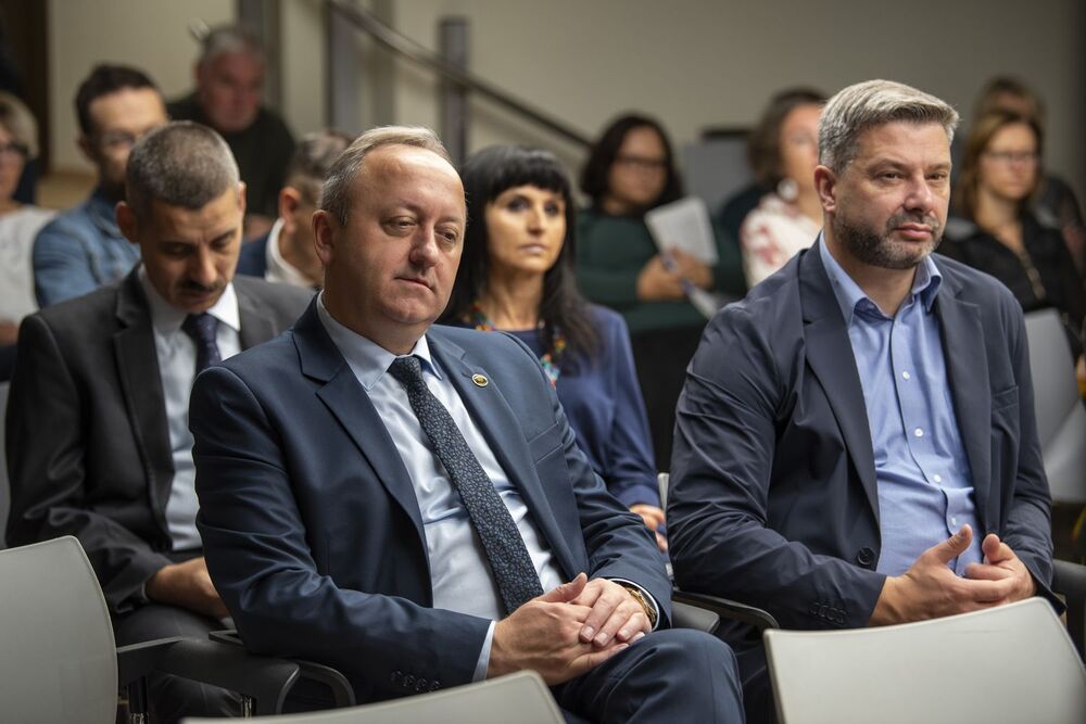 Ogólnopolska konferencja naukowa „Propaganda sukcesu w Polsce »ludowej« (1944–1989)”. Na zdj. od lewej: zastępca prezesa IPN dr hab. Karol Polejowski i dyrektor krakowskiego oddziału IPN dr hab. Filip Musiał – Kraków, 23–24 października 2025. Fot. Agnieszka Masłowska (IPN)