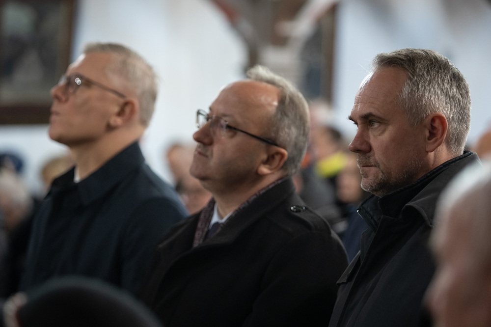 Uroczystości pogrzebowe Andrzeja Kołakowskiego – Szymbark, 25 października 2025. Od lewej: szef BBN dr hab. Sławomir Cenckiewicz, zastępca prezesa IPN dr hab. Karol Polejowski i dyrektor gdańskiego oddziału IPN dr Marek Szymaniak. Fot. Roman Jocher