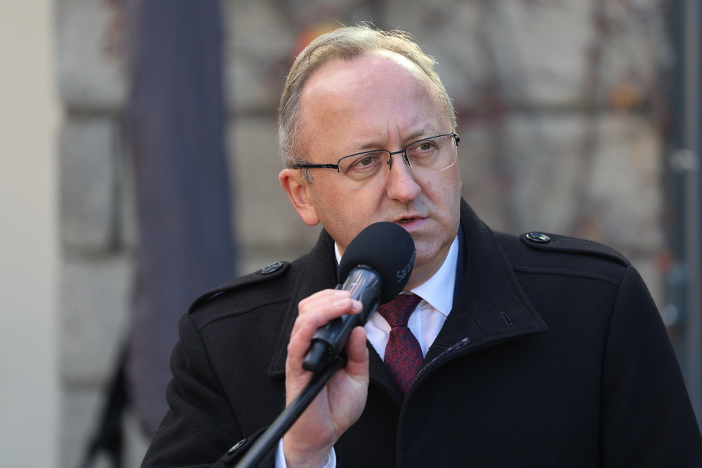 45. rocznica Protestu Głodowego Kolejarzy. Na zdj. zastępca prezesa IPN dr hab. Karol Polejowski – Wrocław, 26 października 2025. Fot. Maciej Parysek (IPN)