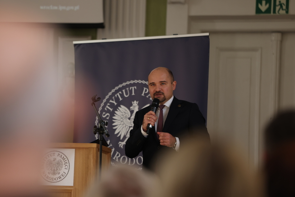 Konferencja naukowa „Walka na obrazy. Opozycyjne kontrnarracje fotograficzne w latach 1980–1989”. Na zdj. dyrektor oddziału IPN we Wrocławiu dr hab. Kamil Dworaczek – Warszawa, 27 października 2025. Fot. Katarzyna Adamów (IPN)