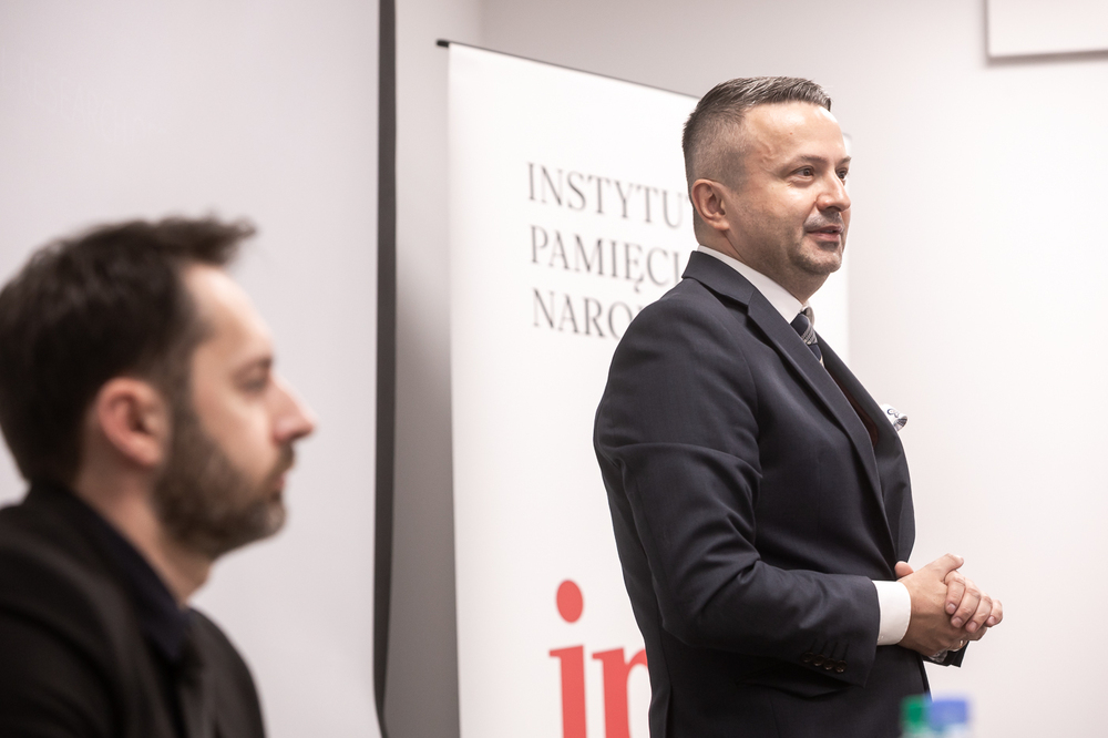 Dyrektor BBH IPN dr Sebastian Pilarski (P) i zastępca dyrektora BWM dr Mateusz Marek (L) – Warszawa, 28 października 2025. Fot. Sławek Kasper (IPN)