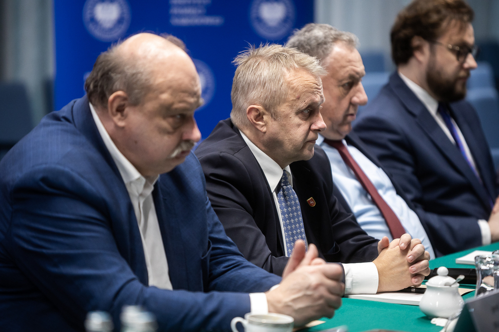 Przesłuchanie kandydatów na stanowisko Prezesa Instytutu Pamięci Narodowej. Na zdj. od lewej: przewodniczący Kolegium IPN prof. dr hab. Wojciech Polak, zastępca przewodniczącego Kolegium IPN prof. dr hab. Mieczysław Ryba, członek Kolegium IPN prof. dr hab. Jan Draus, członek Kolegium IPN dr Bartosz Machalica – 28 października 2025. Fot. Sławek Kasper (IPN)