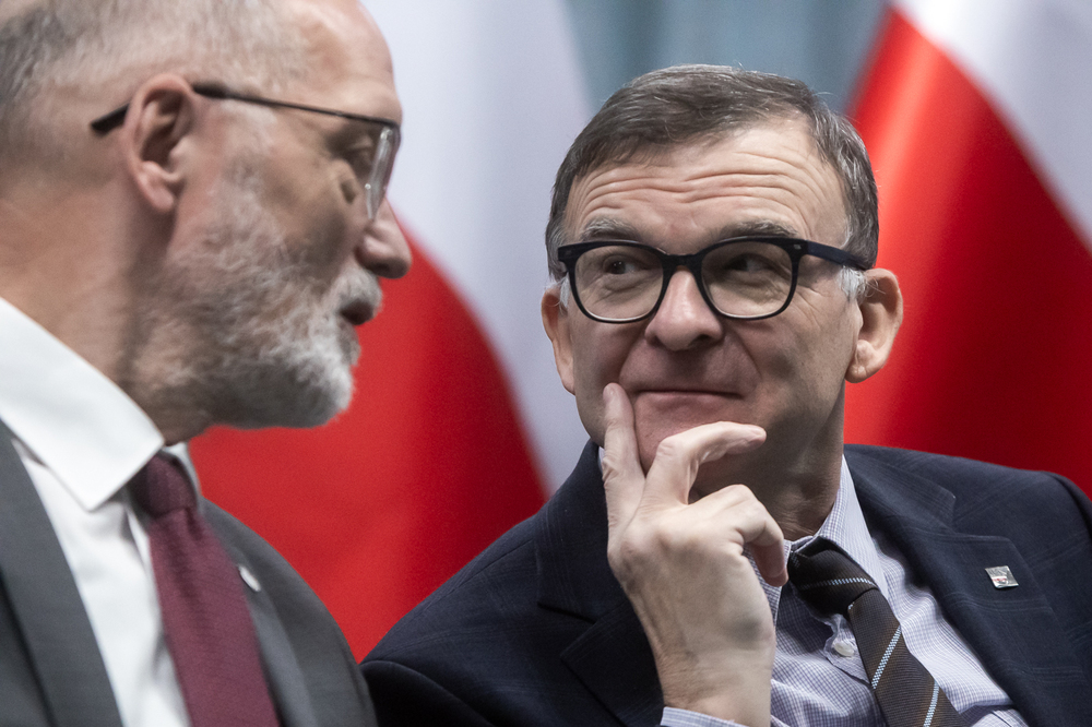 Przesłuchanie kandydatów na stanowisko Prezesa Instytutu Pamięci Narodowej. Na zdj. od lewej: członek Kolegium IPN prof. dr hab. Andrzej Nowak i zastępca przewodniczącego Kolegium IPN prof. dr hab. Tadeusz Wolsza – 28 października 2025. Fot. Sławek Kasper (IPN)