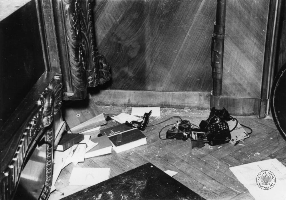 Fotografia przedstawia wnętrze konsulatu Związku Socjalistycznych Republik Sowieckich w Szczecinie mieszczącego się przy ulicy Piotra Skargi. Wnętrze zostało zdewastowane podczas zamieszek, które miały miejsce 10 grudnia 1956 r. Fot. AIPN