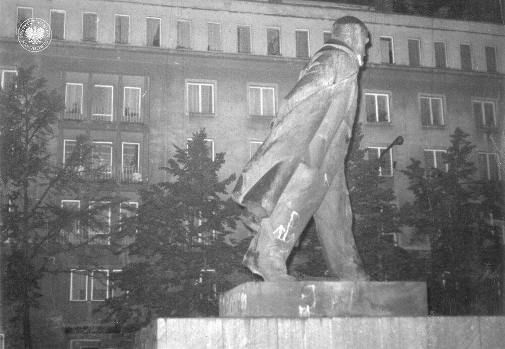 Pomnik Włodzimierza Lenina w Alei Róż w Nowej Hucie. Fot. AIPN