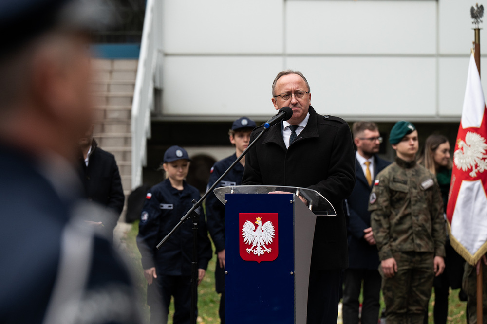 Państwowy pogrzeb Nieznanego Policjanta II Rzeczypospolitej – Ofiary Zbrodni Katyńskiej – Katowice, 30 października 2025. Na zdj. zastępca prezesa IPN dr hab. Karol Polejowski. Fot. Krzysztof Łojko (IPN)