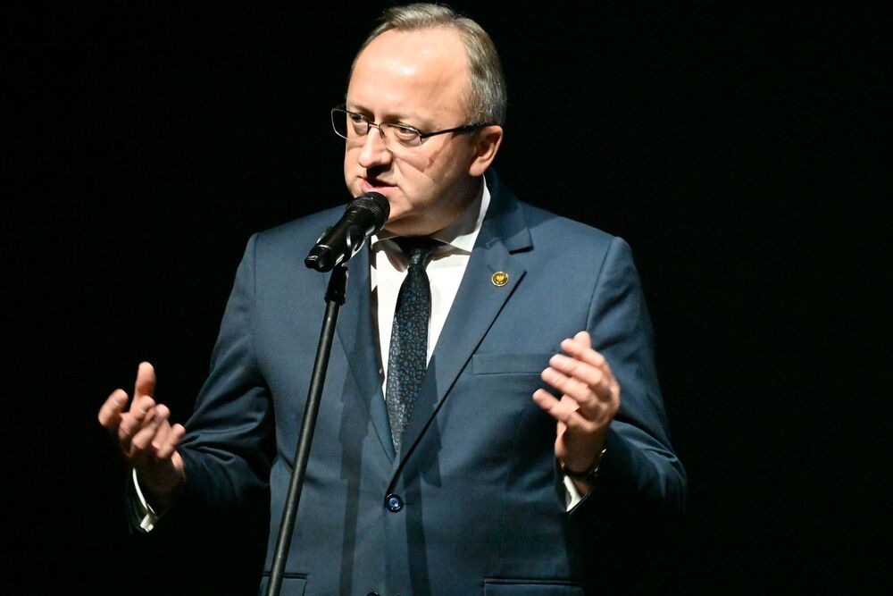 Spektakl „Trzy razy On. Rzecz o Wincentym Witosie” – Kraków, 30 października 2025. Na zdj. zastępca prezesa IPN dr hab. Karol Polejowski. Fot. Janusz Ślęzak (IPN)