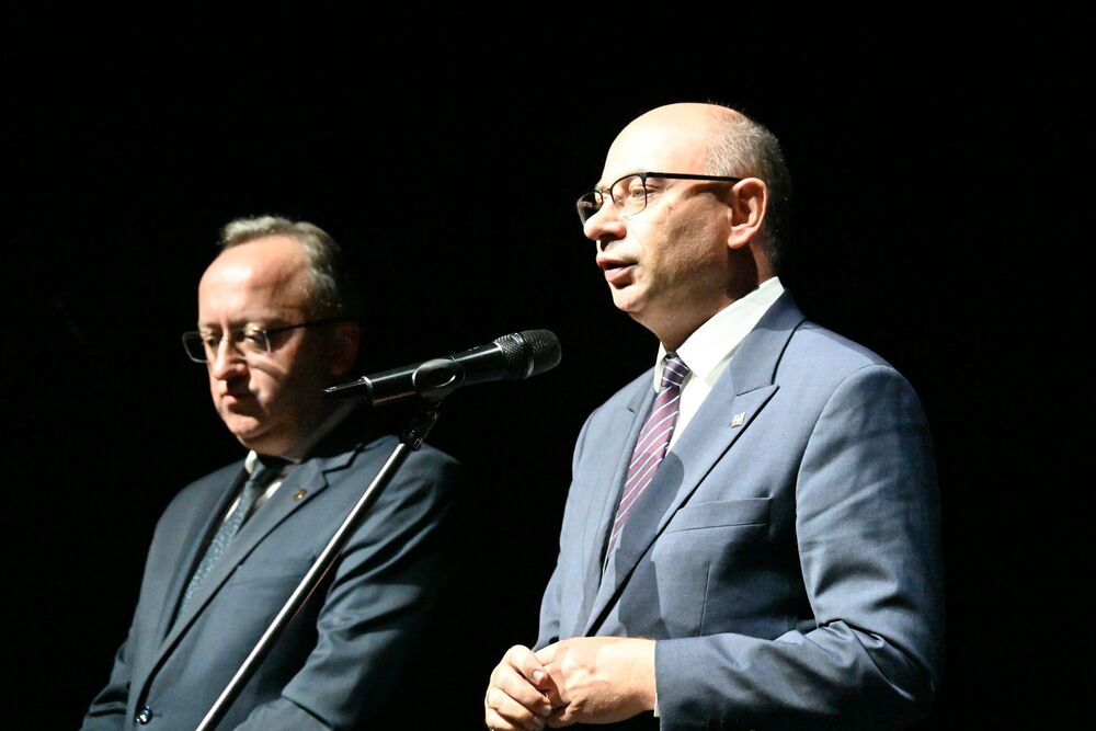 Spektakl „Trzy razy On. Rzecz o Wincentym Witosie” – Kraków, 30 października 2025. Na zdj. od lewej dr hab. Karol Polejowski oraz dr Mateusz Szpytma. Fot. Janusz Ślęzak (IPN)