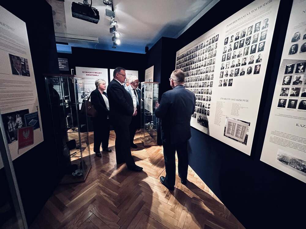 Wizyta w Izbie Pamięci Ogólnopolskiego Stowarzyszenia „Rodzina Policyjna 1939 r. ” – Katowice, 30 października 2025. Fot. Ogólnopolskie Stowarzyszenie „Rodzina Policyjna 1939 r.” z siedzibą w Katowicach